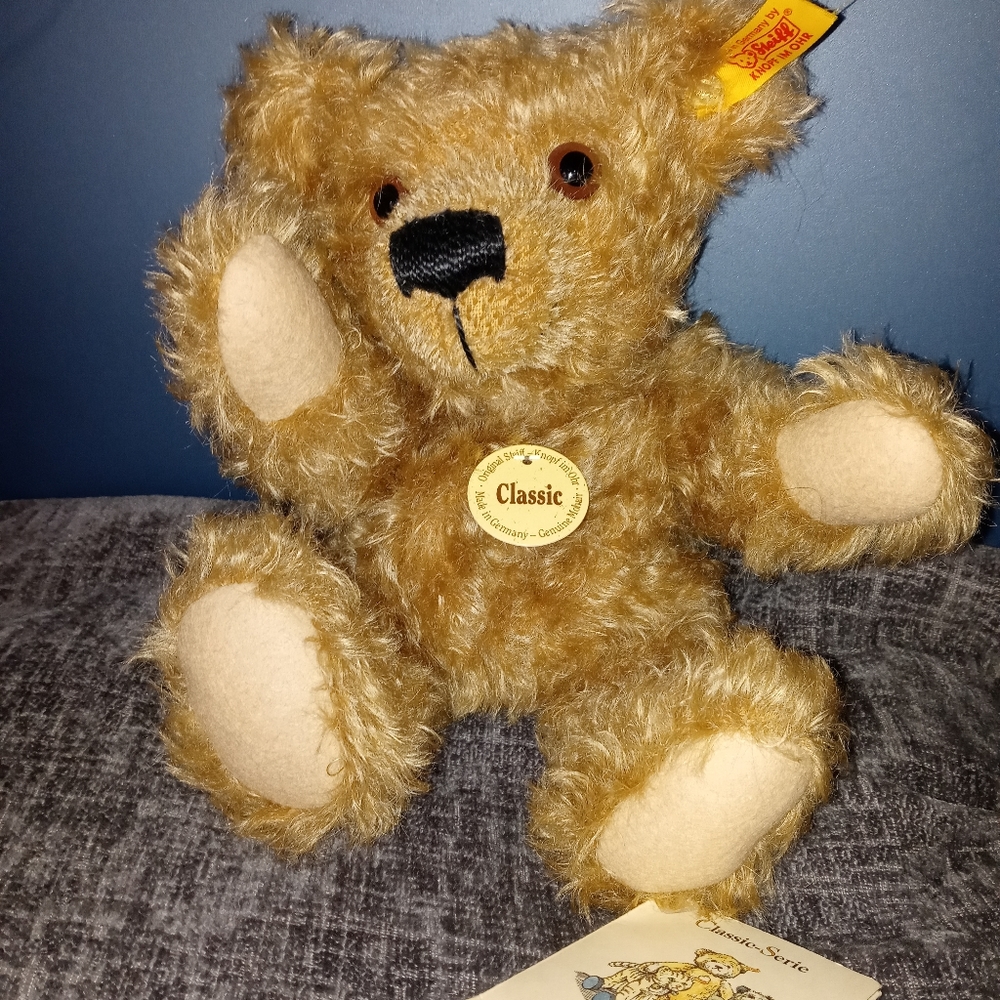Steiff Classic Series collectible teddy bear 028809